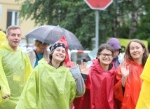 Pielgrzymi wyruszyli w deszczu, ale z wielką radością...