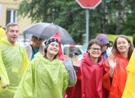 Pielgrzymi wyruszyli w deszczu, ale z wielką radością...