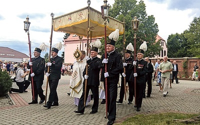 Procesja wokół kościoła z Najświętszym Sakramentem. 