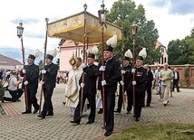 Procesja wokół kościoła z Najświętszym Sakramentem. 