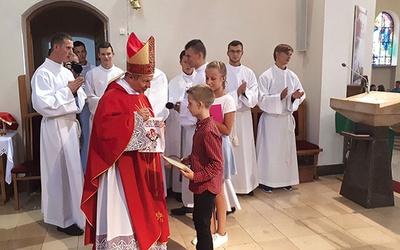 Na zakończenie Eucharystii oazowicze dziękowali bp. Henrykowi za obecność i modlitwę.