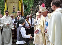 Dary na ręce kard. K. Nycza złożyli pastuszkowie z Fatimy.