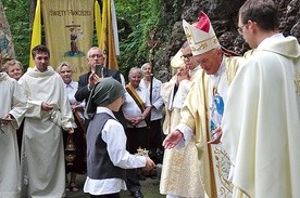 Dary na ręce kard. K. Nycza złożyli pastuszkowie z Fatimy.