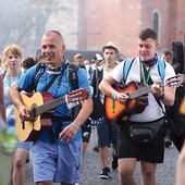 – Każdego dnia nogi bolą coraz bardziej, ale serce rośnie – mówią pątnicy idący do Częstochowy.