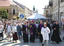 Pielgrzymów odprowadzali abp Stanisław  oraz bp Józef.