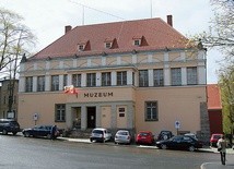 Budynek Muzeum Karkonoskiego, w którym zaplanowano wystawę, także pochodzi z tego okresu w sztuce europejskiej.