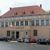 Budynek Muzeum Karkonoskiego, w którym zaplanowano wystawę, także pochodzi z tego okresu w sztuce europejskiej.
