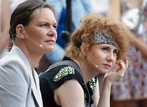 Zarówno matka (Maria Seweryn), jak i córka (Olga Sarzyńska) nie są w stanie pokonać problemów, jakie przed nimi stają.