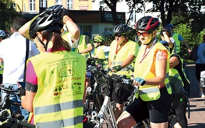 Aby móc dobrze przeżyć pielgrzymkę duchowo, na jej trasie musi być bezpiecznie. Pielgrzym jest więc dobrze widoczny  i zawsze ma kask na głowie.