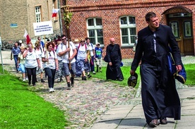 Na pątniczy szlak wyruszyło 35 osób.