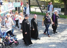 ▲	Pątników odprowadził  bp Krzysztof Nitkiewicz.