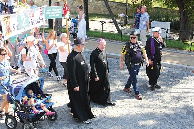 ▲	Pątników odprowadził  bp Krzysztof Nitkiewicz.