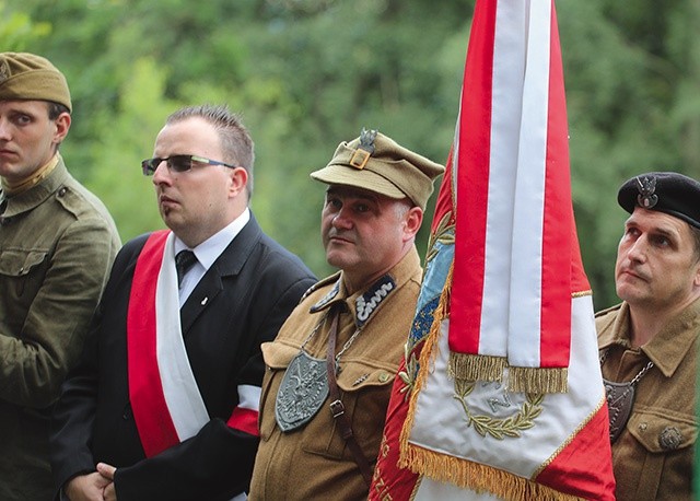 Jak przed laty, przybyło wielu ludzi w mundurach...