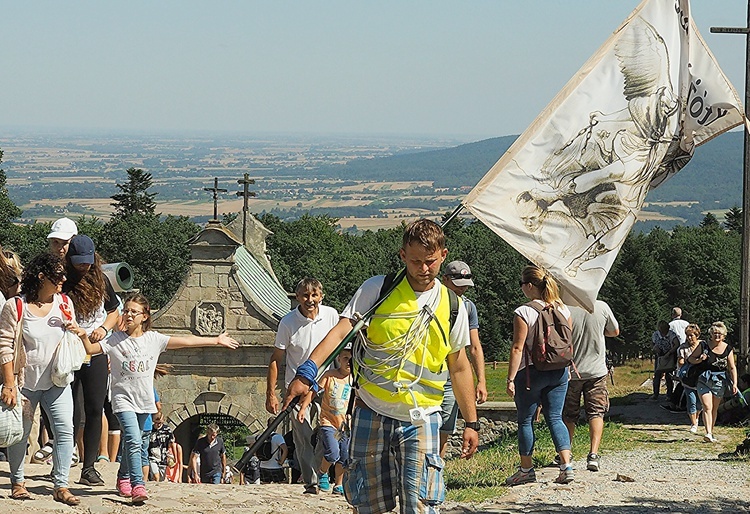 Pielgrzymi na św. Krzyżu