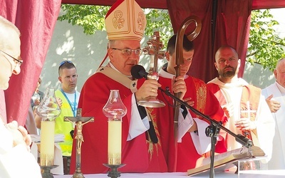 Pielgrzymi na św. Krzyżu
