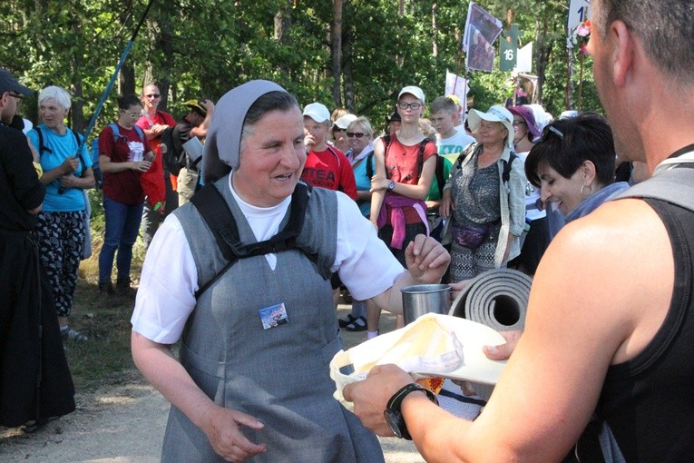 Msza św. w lesie za Dąbrową i dalsza droga