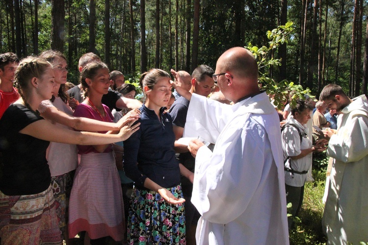 Msza św. w lesie za Dąbrową i dalsza droga