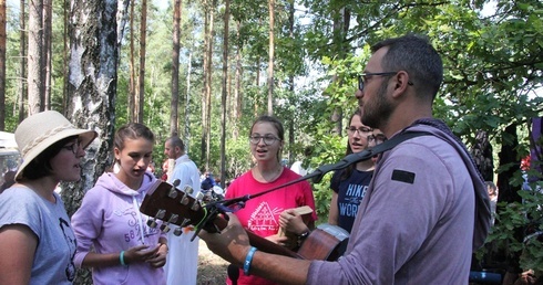 Msza św. w lesie za Dąbrową i dalsza droga