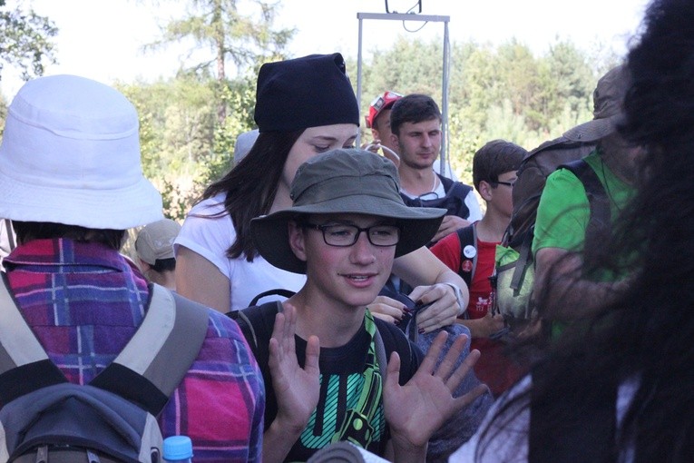 Msza św. w lesie za Dąbrową i dalsza droga