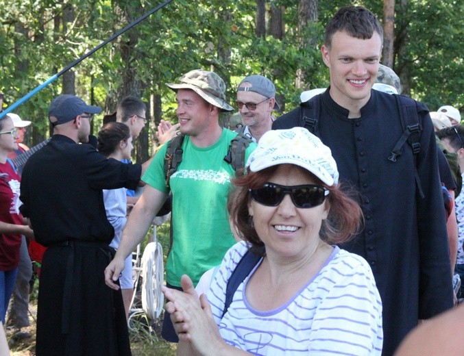 Msza św. w lesie za Dąbrową i dalsza droga