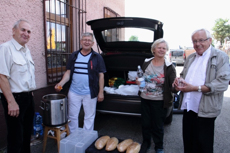 Wspólnota III 37. PPK w drodze na Jasną Górę. Tańce i mecz na postoju