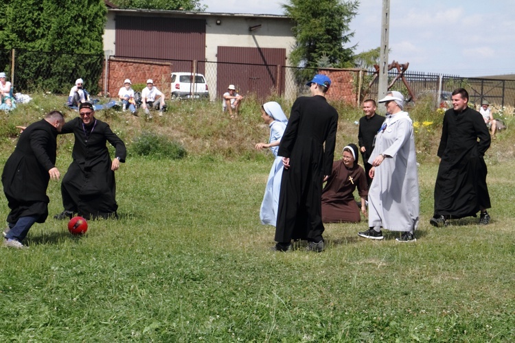 Wspólnota III 37. PPK w drodze na Jasną Górę. Tańce i mecz na postoju