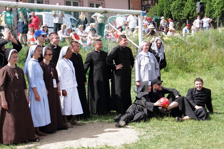 Wspólnota III 37. PPK w drodze na Jasną Górę. Tańce i mecz na postoju