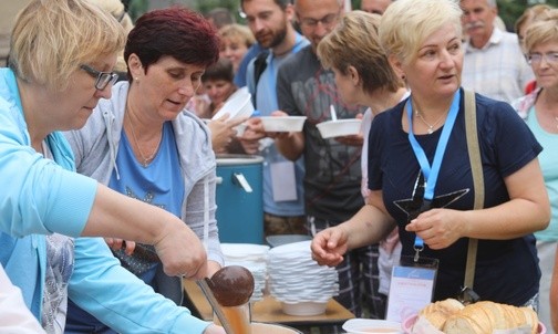 Wilamowickie gospodynie i łazanki dla pątników