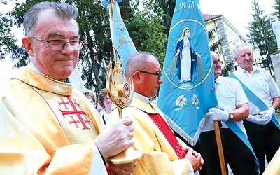 Relikwie wprowadził do kościoła o. Stanisław Piętka,  prezes narodowy MI.