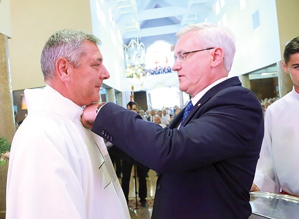 Medal wręczył ks. Wiesławowi Majce wicewojewoda małopolski Józef Gawron