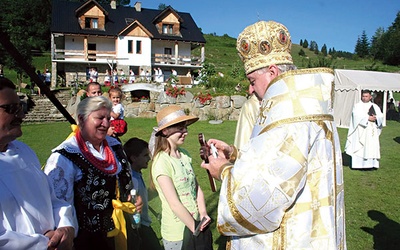 Metropolita abp Jan Babjak błogosławi wiernych. 