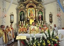 Bp Andrzej Jeż przewodniczy Mszy św. z okazji 100-lecia parafii. W tle odnowiony ołtarz główny.