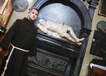 Ojciec Tomasz Michalik OFM przy grobowcu fundatora klasztoru w Zakliczynie Zygmunta Tarły.