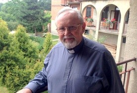 Ks. Aleksander Ożóg święcenia kapłańskie przyjął 6 sierpnia 1967 r. 