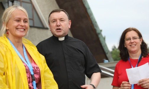 Ks. Lech Kalinowski z kwatermistrzyniami szuka, jak podzielić pielgrzymów, by trafili wszędzie tam, gdzie na nich czekają...