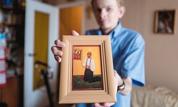 Grzegorz Jakielski z wykonanym przez siebie obrazkiem przedstawiającym sługę Bożego Mateusza Talbota.