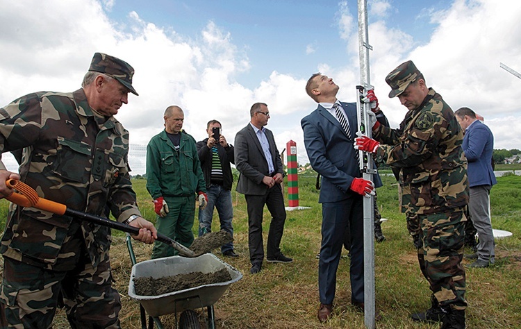 Minister spraw wewnętrznych Litwy Eimutis Misiunas (drugi z prawej) i szef litewskiej Straży Granicznej Renatas Pozela (pierwszy z prawej) symbolicznie rozpoczynają budowę muru w miejscowości Ramoniskiai, na granicy z obwodem kaliningradzkim.