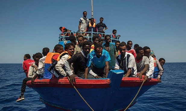 Przepełnione łodzie z imigrantami wciąż płyną przez Morze Śródziemne.