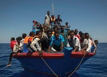 Przepełnione łodzie z imigrantami wciąż płyną przez Morze Śródziemne.