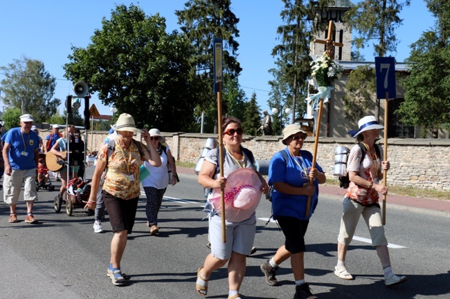 Kolumna skarżyska na szlaku pielgrzymkowym