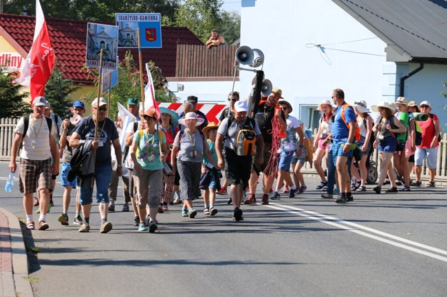 Kolumna skarżyska na szlaku pielgrzymkowym