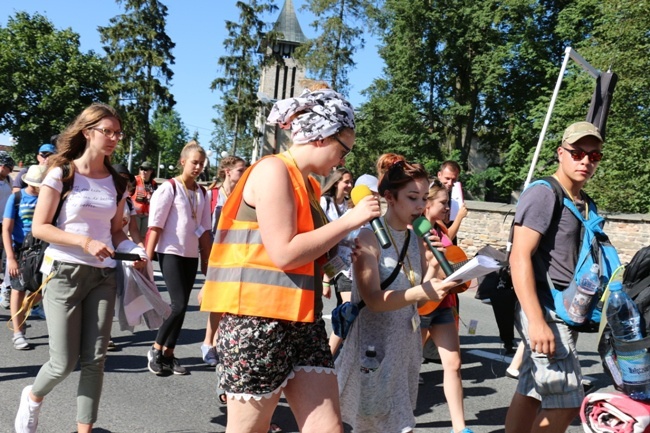 Kolumna skarżyska na szlaku pielgrzymkowym