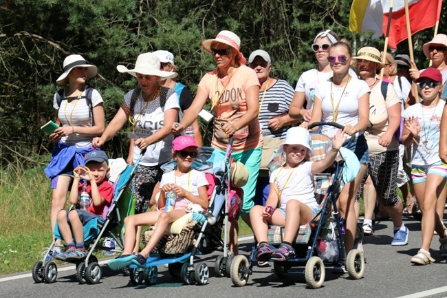 Kolumna skarżyska na szlaku pielgrzymkowym