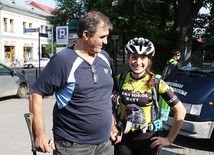 Paweł Rajda, organizator pielgrzymki, z Magdą Zielińską, mistrzynią Pucharu Polski juniorek MTB