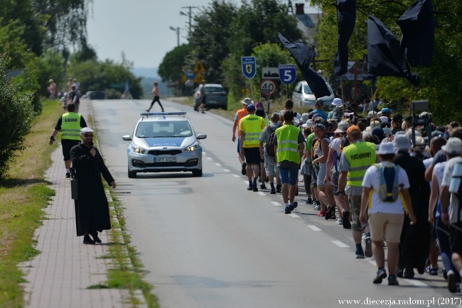 Kolumna opoczyńska w drodze na Jasną Górę