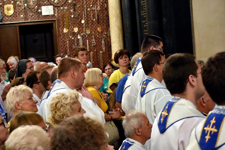 Prezentacja grup i Msza św. pod przewodnictwem bp. Ignacego Deca.
