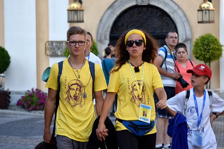 Prezentacja grup i Msza św. pod przewodnictwem bp. Ignacego Deca.