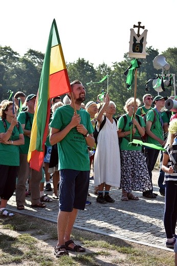 Prezentacja grup i Msza św. pod przewodnictwem bp. Ignacego Deca.