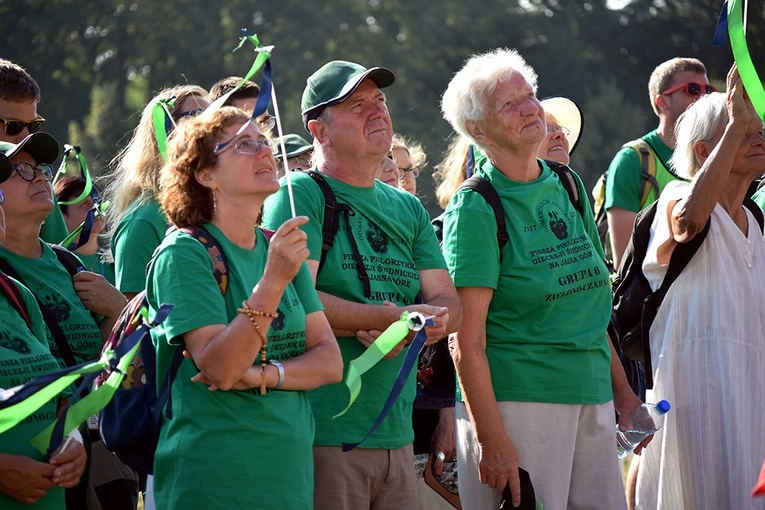 Prezentacja grup i Msza św. pod przewodnictwem bp. Ignacego Deca.