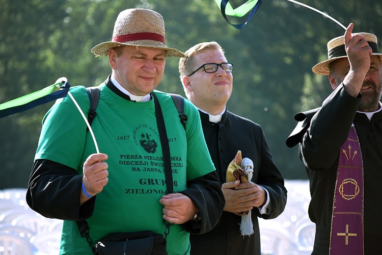 Prezentacja grup i Msza św. pod przewodnictwem bp. Ignacego Deca.